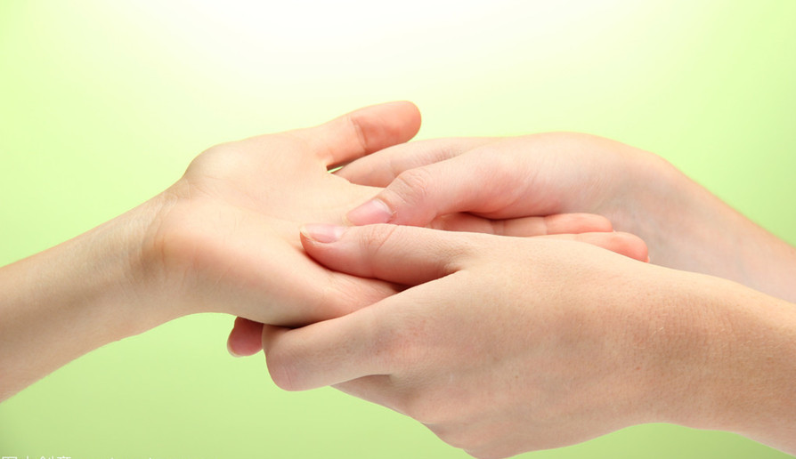 南寧美容學(xué)校：美容院常見的手部按摩手法