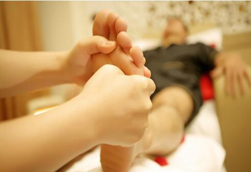 怎么進行足底按摩？南寧美容學(xué)校送教程
