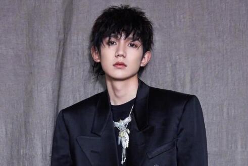 南寧美發(fā)學校：發(fā)量的少你一定要做的錫紙燙發(fā)