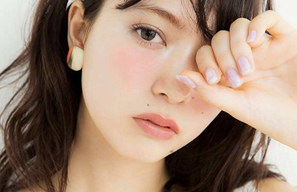 “剛睡醒妝”化妝教程，無辜又性感