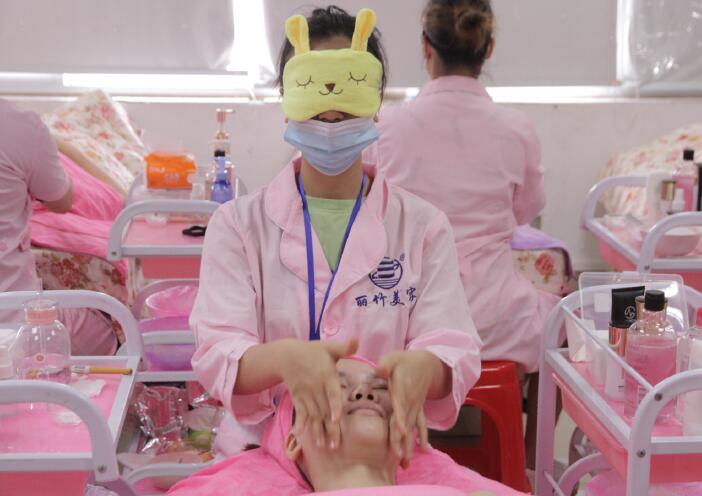 南寧美容學(xué)校：這是不是你想象中的美容師？