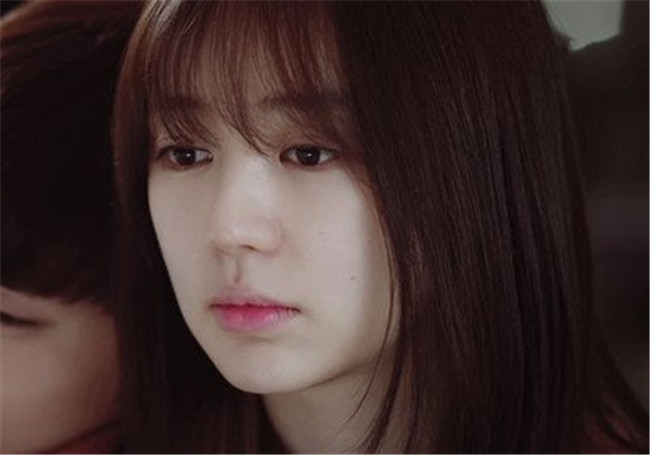 南寧化妝學(xué)校：花瓣咬唇妝，秒變水潤透白