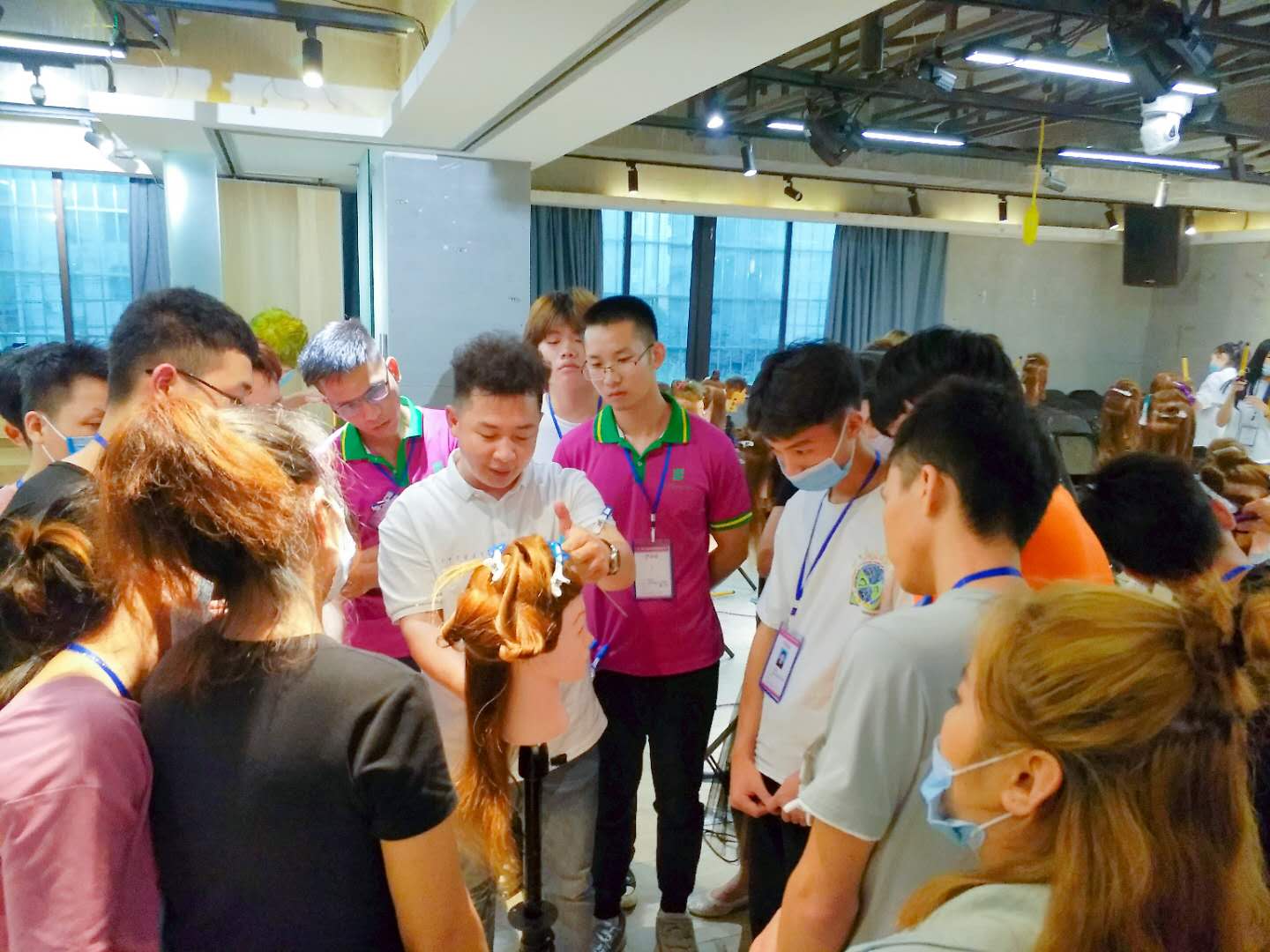 南寧美發(fā)學(xué)校：時(shí)尚電棒造型班開班，人氣爆棚