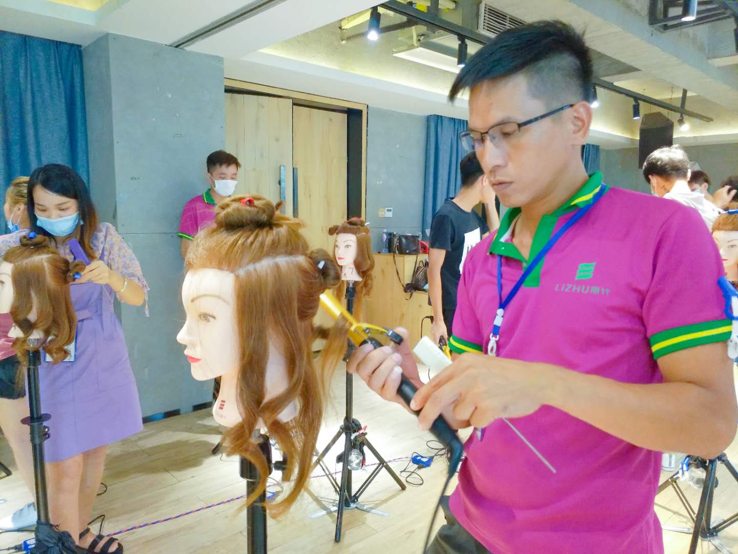 南寧美發(fā)學(xué)校：電棒造型？小菜一碟