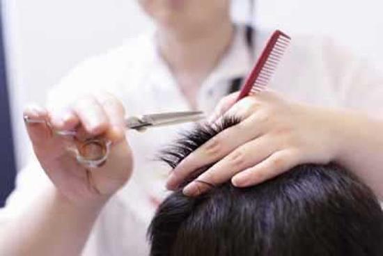 南寧美發(fā)學(xué)校：剪男發(fā)的的美發(fā)技巧