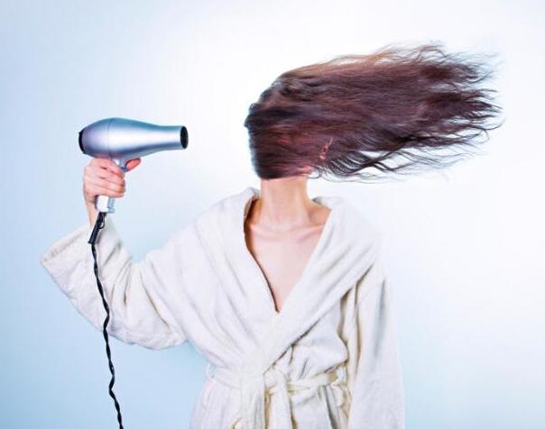 南寧美發(fā)學(xué)校：女長(zhǎng)發(fā)快速吹干的美發(fā)技巧