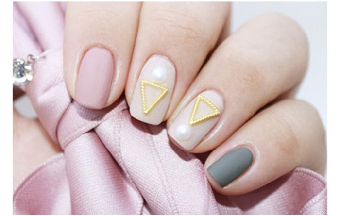 南寧美甲學(xué)校：另類純色金屬美甲教程