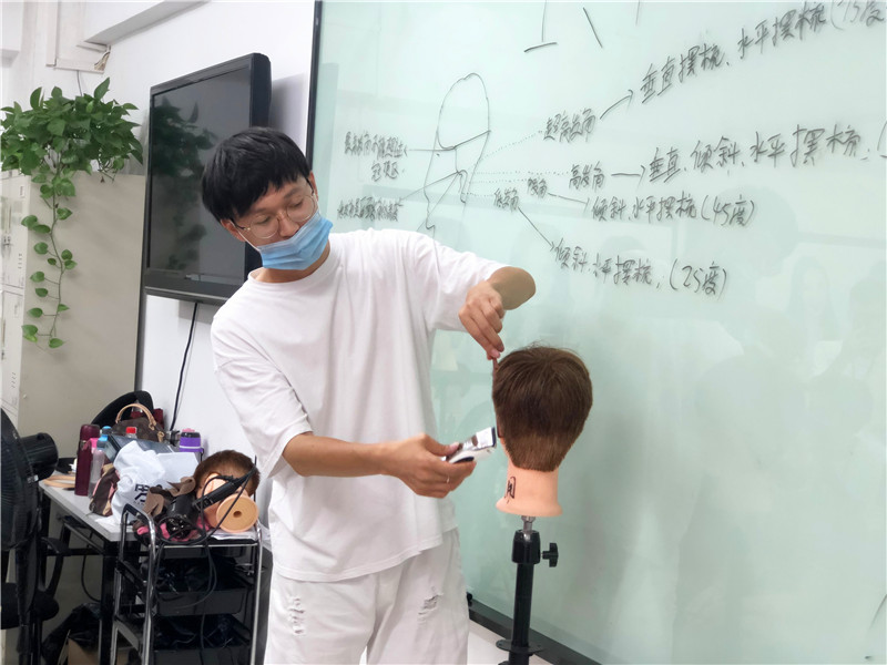 南寧美發(fā)課堂：360度男發(fā)手法演練，輕松攻破剪發(fā)難題