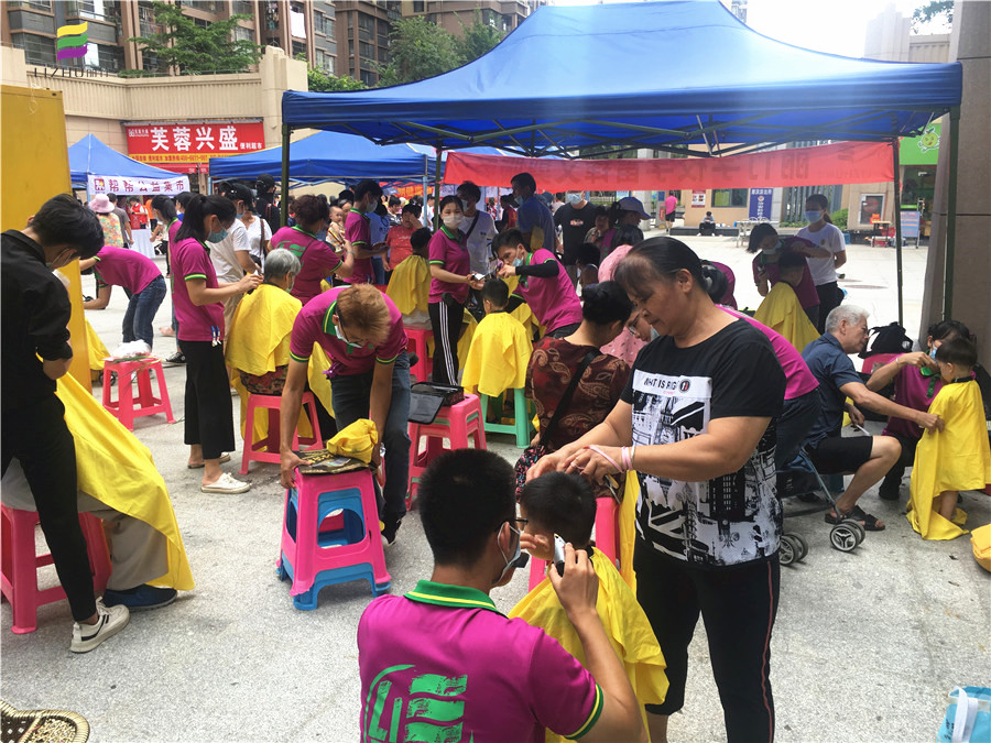 中共麗竹支部志愿者理發(fā)隊(duì)來(lái)啦