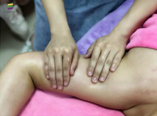 淋巴排毒的手法演練，南寧美容培訓學校課堂實況