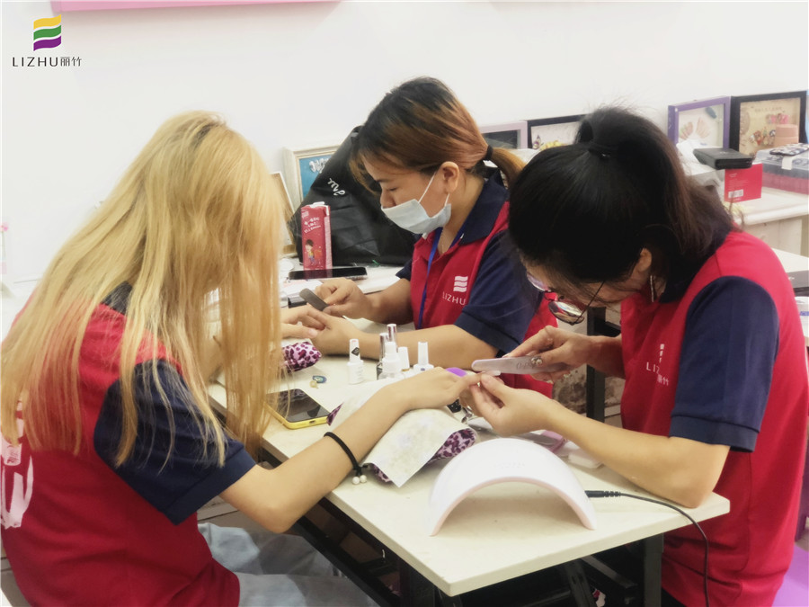 南美甲課堂：元氣滿滿的美甲課堂