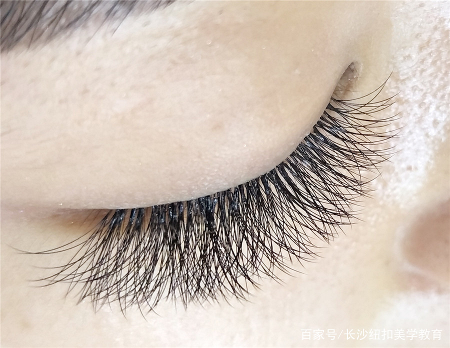 南寧紋繡學(xué)校：實用美睫技巧，讓你放大雙眼