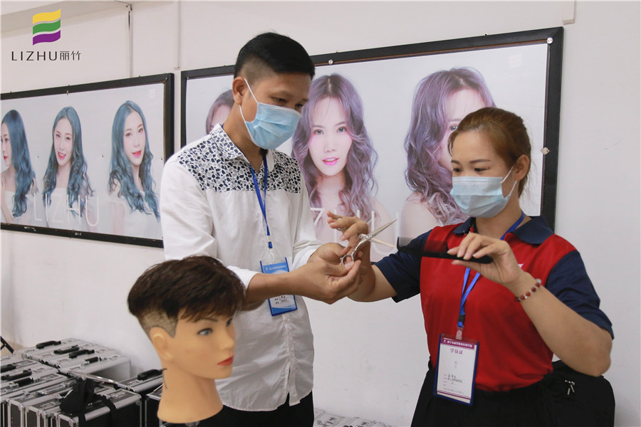 南寧美發(fā)課堂：一對(duì)一手把手教學(xué)