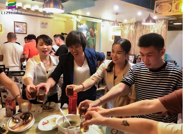 麗竹學(xué)校全體教職工，相親相愛(ài)一家人