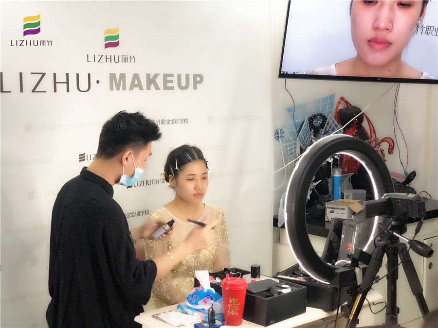 廣西彩妝學(xué)校：快看！畫真人了！