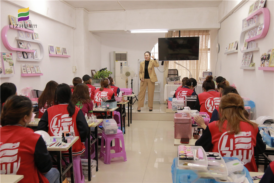 吶！麗竹學(xué)校美甲班的就業(yè)宣講來(lái)啦