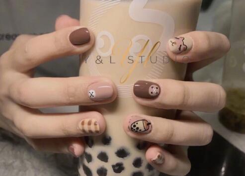 南寧美甲學(xué)校：熱門(mén)冬日美甲款式