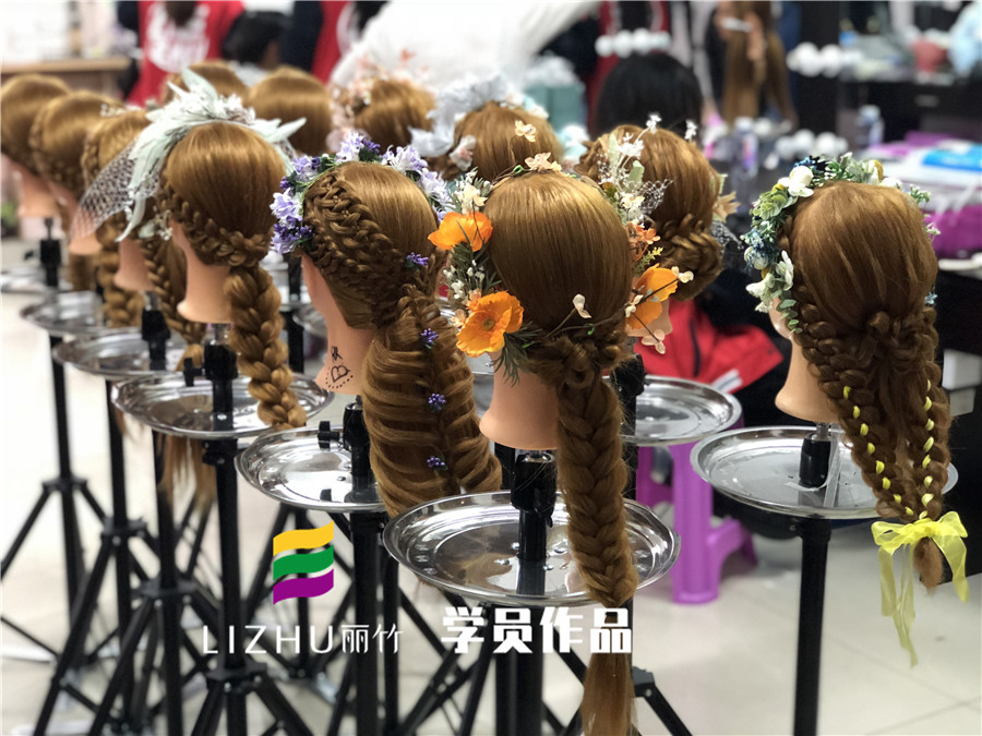 廣西彩妝學校：學員森系編發(fā)練習