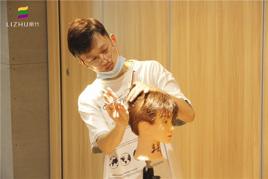 廣西美發(fā)學校：剪發(fā)在于勤學苦練