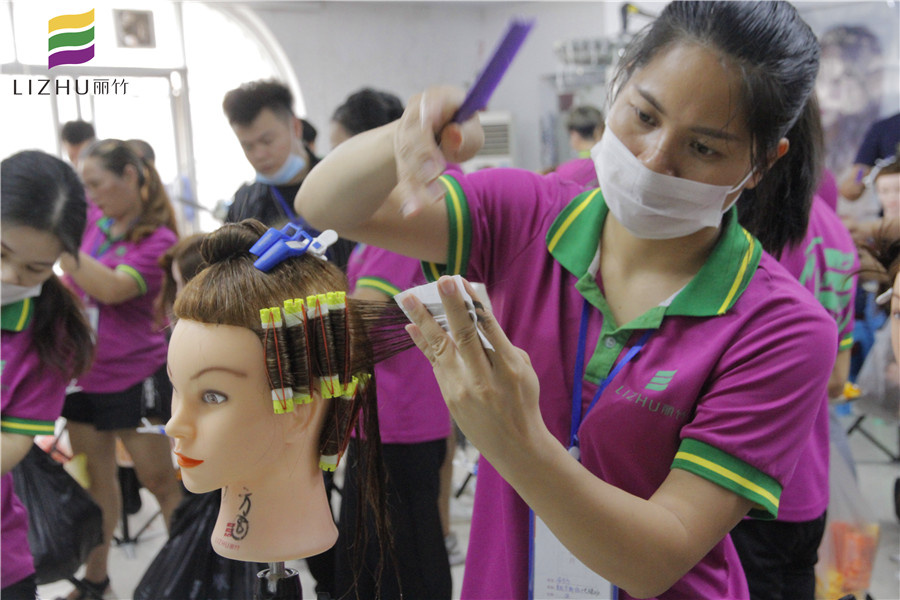 南寧美發(fā)學校：上發(fā)杠，你會了嗎