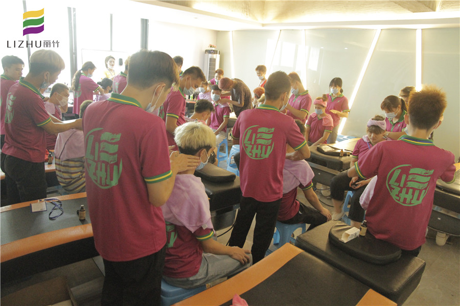 南寧美發(fā)學校：美發(fā)里的肩頸按摩