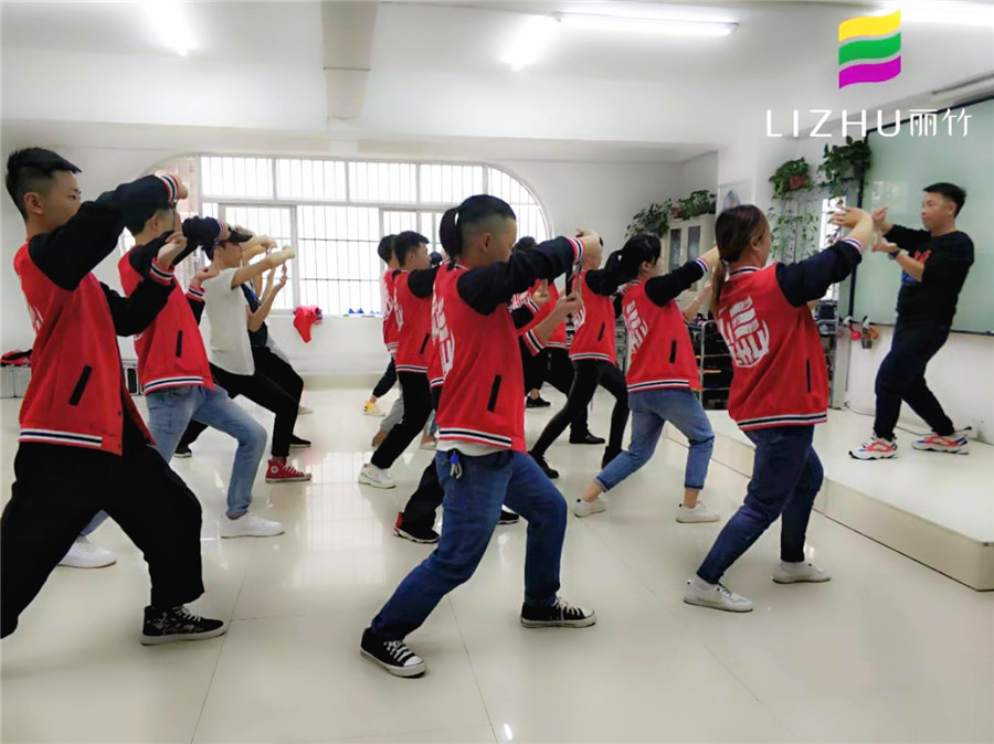 發(fā)型修剪的標準站姿及手勢訓(xùn)練