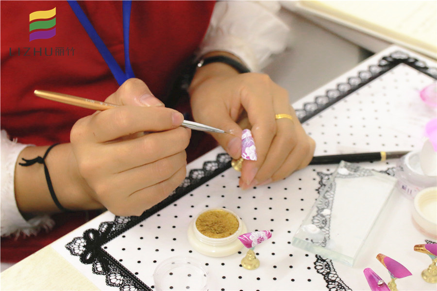 南寧美甲學(xué)校：被美甲“迷惑”的人