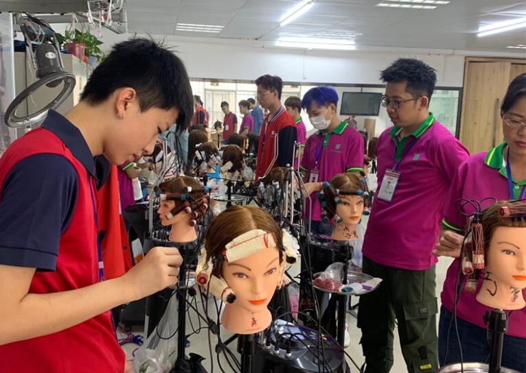 美發(fā)學(xué)?；ㄐ酰航K于可以上手熱燙