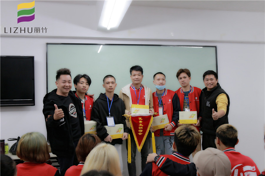 麗竹學(xué)校舉辦“文明宿舍”評比活動