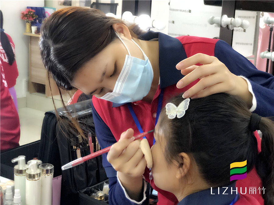 化妝學(xué)習(xí)：熱火朝天的化妝課堂