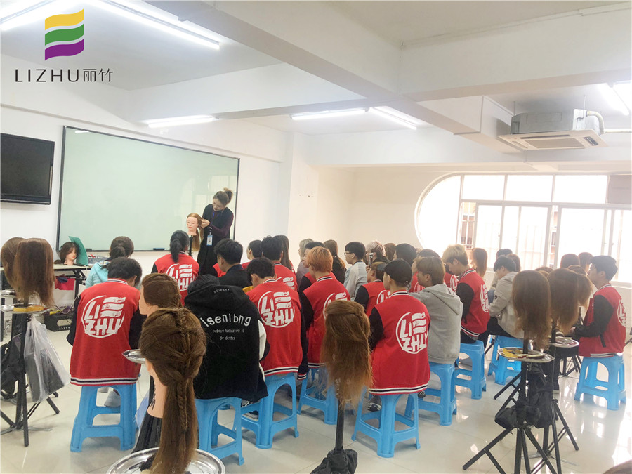 南寧美發(fā)學(xué)校：美發(fā)培訓(xùn)也學(xué)編發(fā)