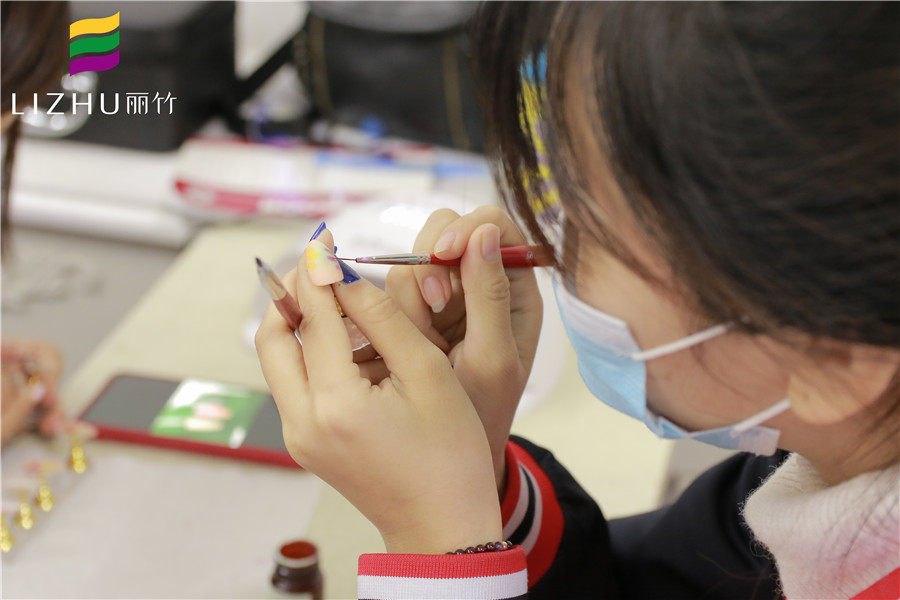 給你新年禮物，我們的專業(yè)美甲