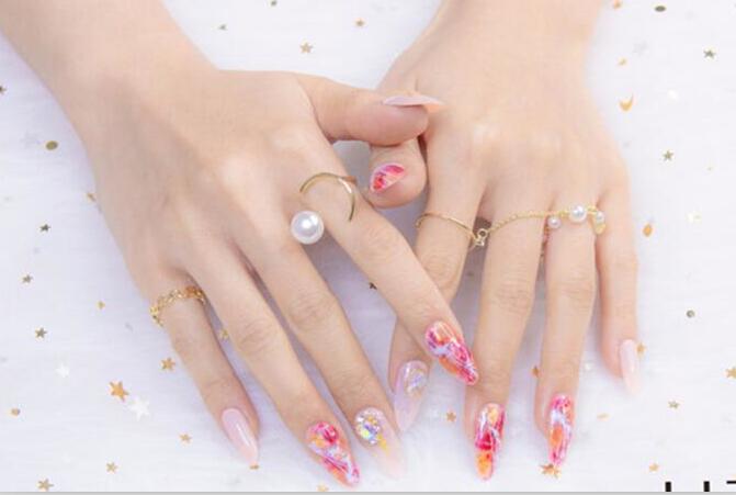 彩繪暈染美甲，南寧正規(guī)美甲培訓(xùn)學(xué)校作品