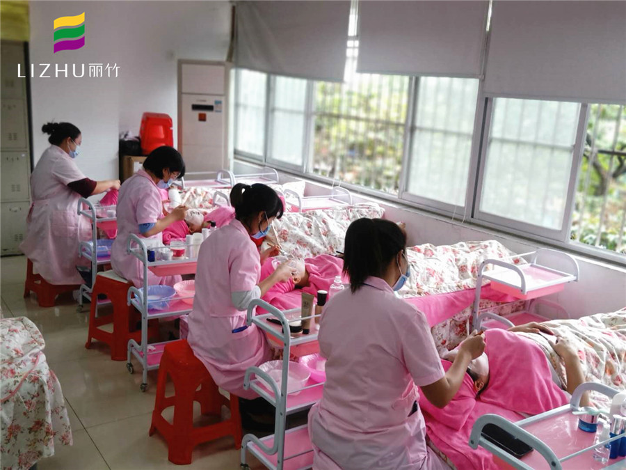 南寧美容培訓(xùn)：面部補(bǔ)水大作戰(zhàn)