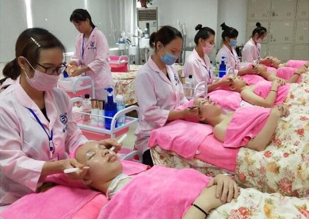 南寧出名的美容學(xué)校：面部撥筋好處多