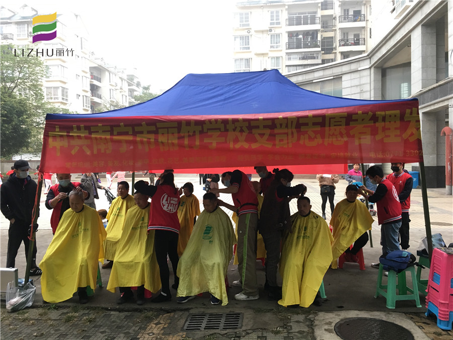 南寧美發(fā)學(xué)校”學(xué)雷鋒”活動(dòng)為社區(qū)免費(fèi)理發(fā)