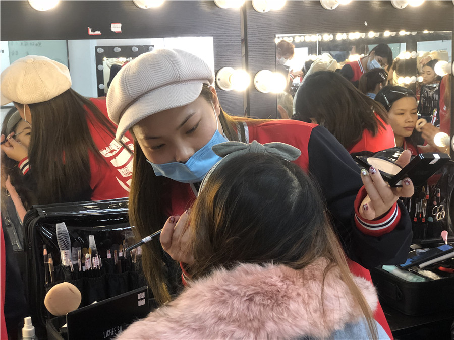 如何成為化妝師？南寧專業(yè)彩妝化妝學(xué)校告訴你