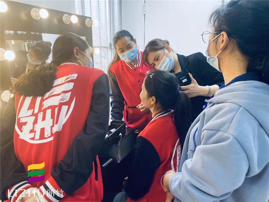 手把手教學(xué)，展現(xiàn)南寧化妝學(xué)校的魅力