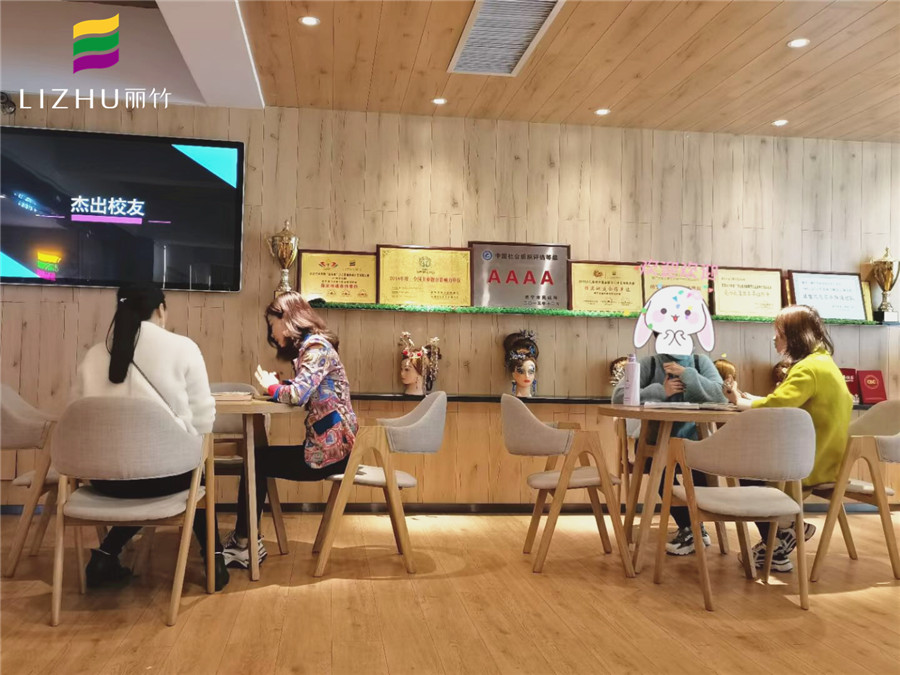  與其當(dāng)閑魚，不如學(xué)技能！南寧美容美發(fā)培訓(xùn)學(xué)校歡迎你