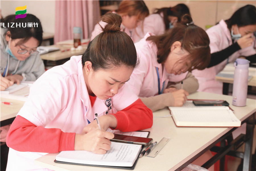 美容師學(xué)理論知識的重要性，讓南寧美容培訓(xùn)班告訴你