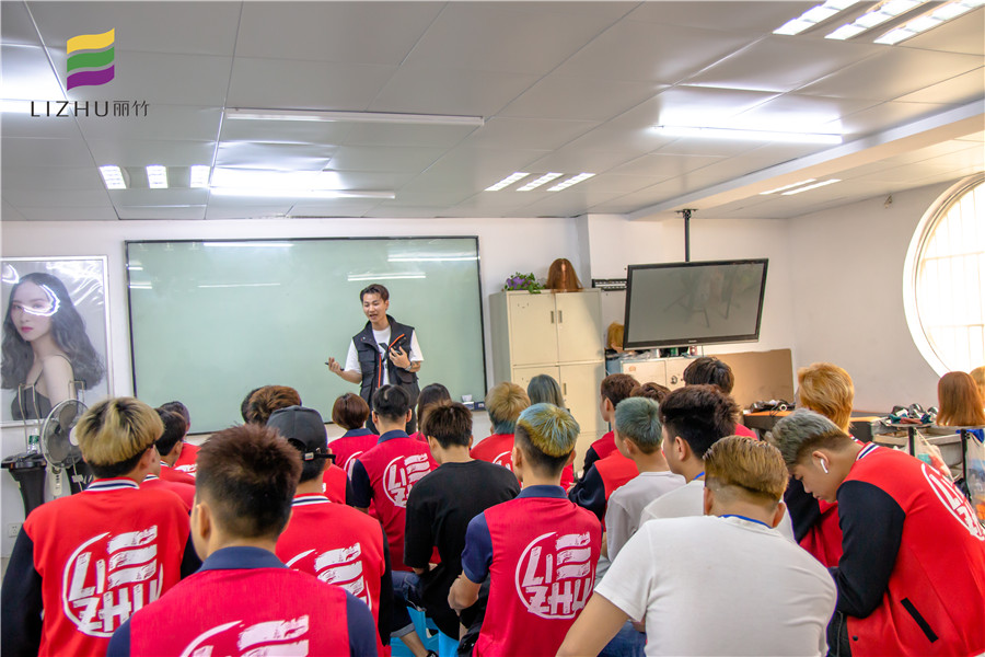 南寧學美發(fā)好就業(yè)嗎？來麗竹學?？纯淳椭懒?>
								
								<span id=