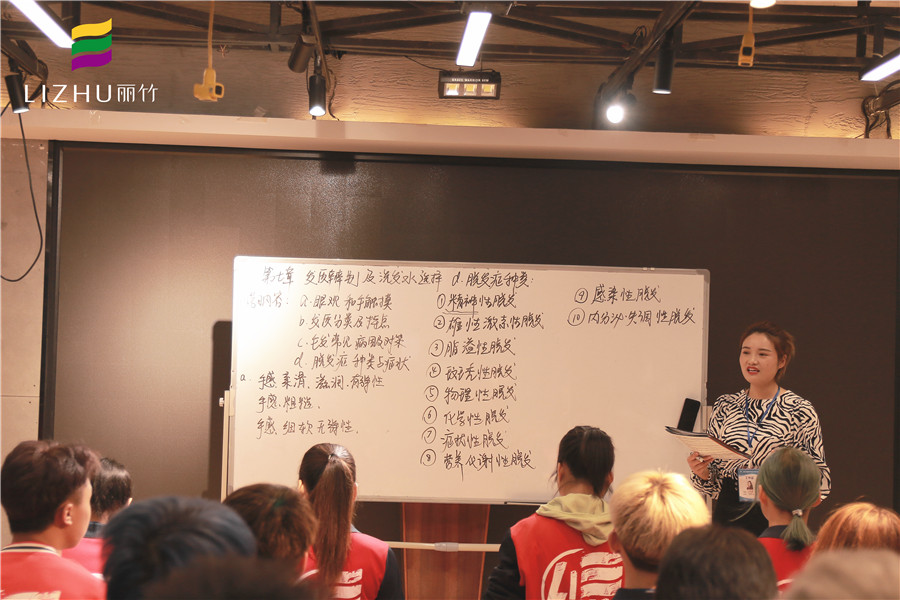 直擊美發(fā)課堂，感受廣西好的美發(fā)學校氛圍