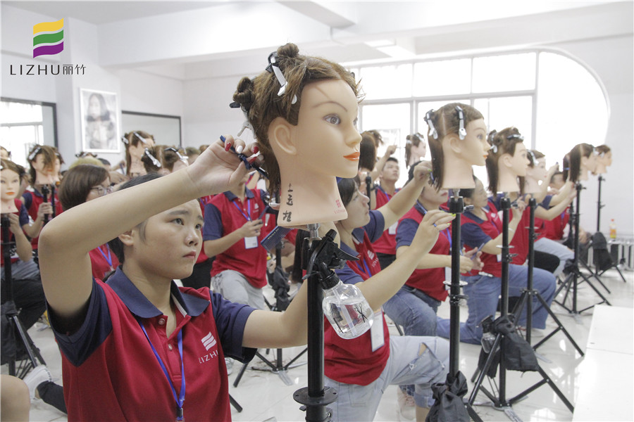 美發(fā)師必會剪發(fā)姿勢，南寧專業(yè)美發(fā)學校來教你