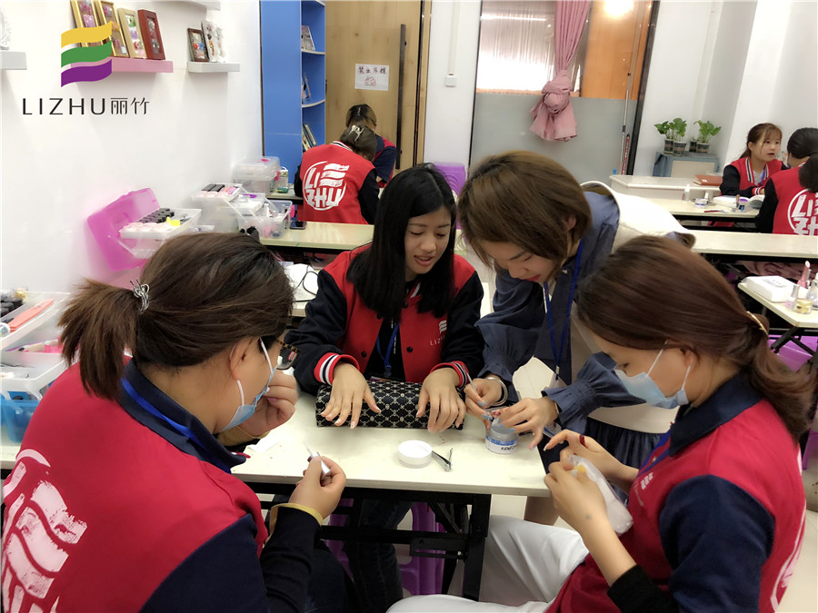 粘貼甲片，廣西美甲培訓課程必學內(nèi)容