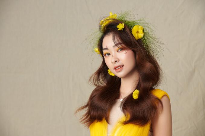 輕氧花漾披發(fā)造型，帶你去看南寧化妝學校哪家好