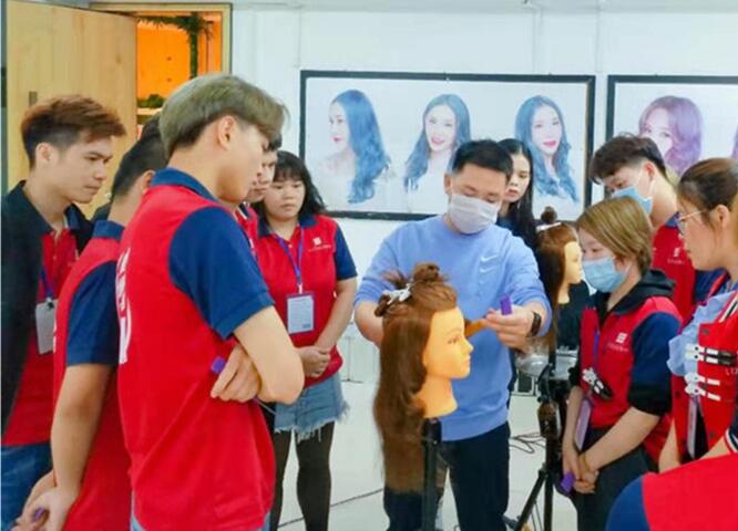 廣西美發(fā)學校時尚電棒造型班開課，學員爆滿