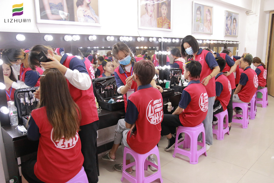 看看她們的課堂，感受廣西化妝培訓(xùn)哪家專業(yè)