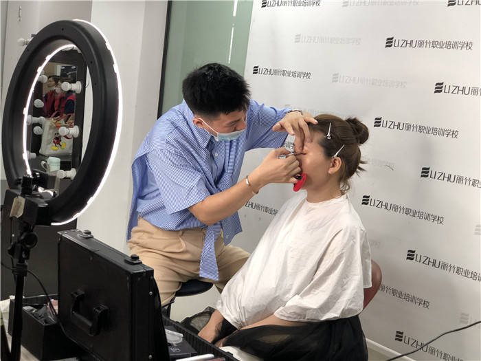 韓式名媛妝容怎么畫？南寧專業(yè)彩妝培訓(xùn)教你