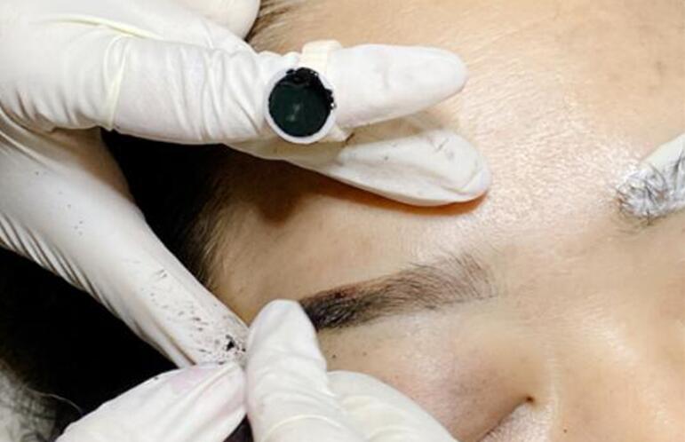 紋繡完成發(fā)現(xiàn)眉型細節(jié)不好怎么辦？廣西紋繡學(xué)校來幫你