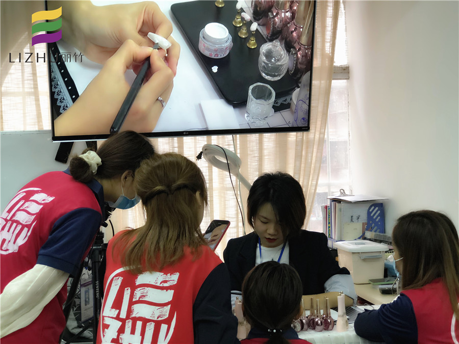 體驗(yàn)廣西專業(yè)美甲學(xué)校的課堂氛圍